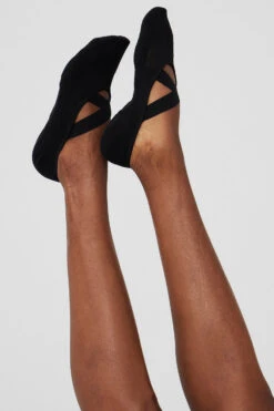 Women's Pivot Barre Sock - Black -ALO Clothing Shop A0094W 01 b1 a2 m100