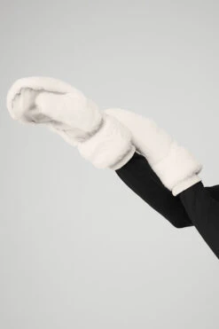 Faux Fur Mittens - Ivory 7 Faux Fur Mittens - Ivory -ALO Clothing Shop A0382W 03299 b1 s1 a2 1 m100