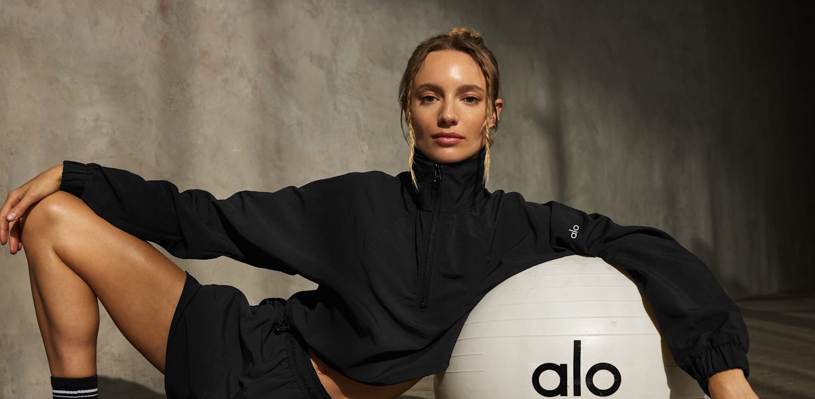 ALO Clothing Shop -ALO Clothing Shop Alo Yoga בדרך לישראל צילום חול 9 rvyhie