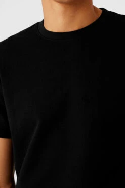 Chill Short Sleeve - Black -ALO Clothing Shop M1221R 01 b1 s3 a4 1 m154