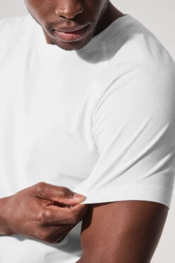 Alo Vapor Crewneck Short Sleeve - White -ALO Clothing Shop M1228R 00 b1 s1 a4 1 m221