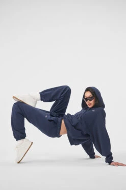 Accolade Sweatpant - Navy -ALO Clothing Shop U5013RG 03842 b1 s1 a4 1 m54 24faf01b 0f1d 46f8 abcc 2f18291ffe60