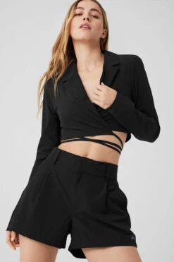 Cropped Status Blazer - Black -ALO Clothing Shop W4489R 01 b1 s1 a4 1 m89 d5a8dd1a 869d 47e9 ac31 493708d0413e