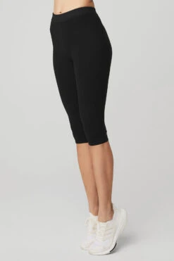 Alosoft High-Waist Iconic 90's Capri - Black 8 Alosoft High-Waist Iconic 90's Capri - Black -ALO Clothing Shop W51024R 01 b1 s1 a2 1 m54