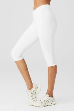 Airbrush V-Cut Define Capri - White -ALO Clothing Shop W51164R 00 b1 s1 a3 1 m18 7abcc96c dae1 4d52 86c0 32387d0a780a